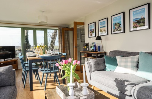Brynsiencyn Cottage | DOLWAENYDD, pet friendly, with hot tub in Brynsiencyn