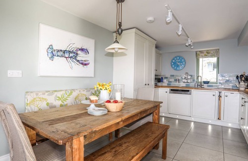Brynsiencyn Cottage | DOLWAENYDD, pet friendly, with hot tub in Brynsiencyn