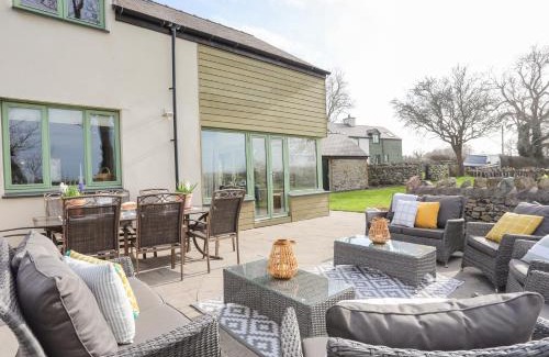 Brynsiencyn House | Dolwaenydd