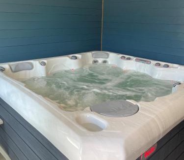 Puck House | Dom Belona z prywatnym podgrzewanym basen i jacuzzi