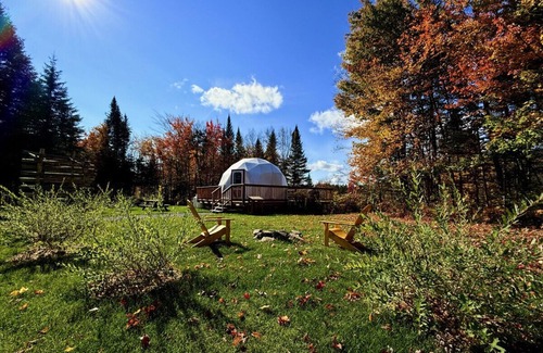 Saint-Gabriel-de-Valcartier House | Dome # 4 with a view to the forest.