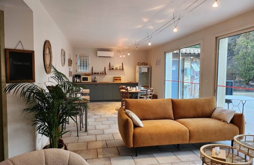Saint-Saturnin-les-Avignon House | Domaine les Gendalis