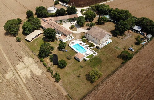 Saint-Pierre-d'Amilly Cottage | Domaine de Pégon - Gite 2 Sunflowers Avec Piscine