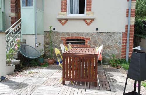 Issy-l'Eveque House | Domaine du pavillon Gîte 15 personnes