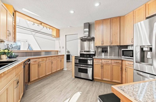 Bedford Apartment | Dome Manor - 2 Game Rooms, Hot tub & Pool!