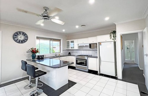 Doncaster House | Doncaster Brick Family Home up to 9ppl Netflix Parking Wifi