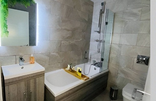 Doncaster Apartment | Doncaster City Centre Deluxe Whole Apartment sleeps 4 D19