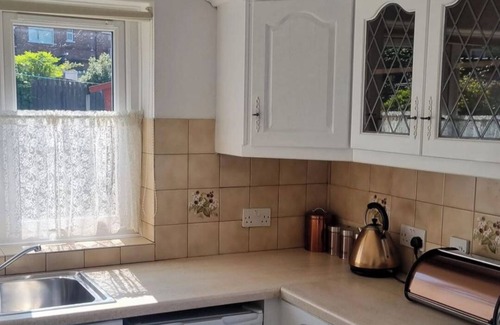 Doncaster House | Doncaster-House-Sleeps8-Parking-Garden