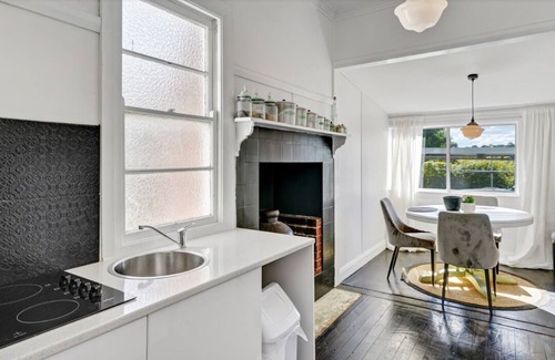 Tenterfield House | Donnelly House | Airconditioned bedrooms and living .