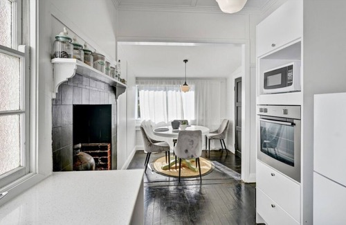 Tenterfield House | Donnelly House | Airconditioned bedrooms and living .