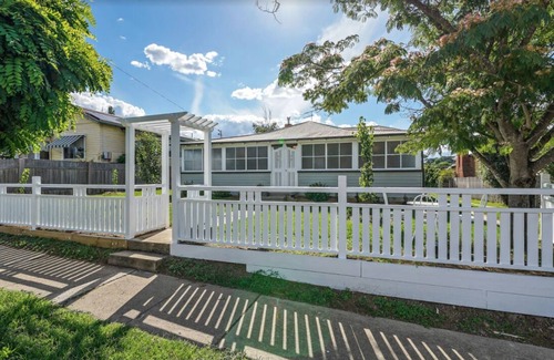 Tenterfield House | Donnelly House | Airconditioned bedrooms and living .