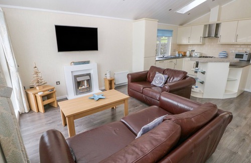 Amroth Cottage | DONO'S LODGE, pet friendly, with a garden in Kilgetty