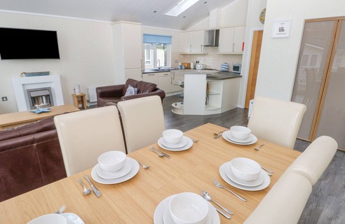 Amroth Cottage | DONO'S LODGE, pet friendly, with a garden in Kilgetty