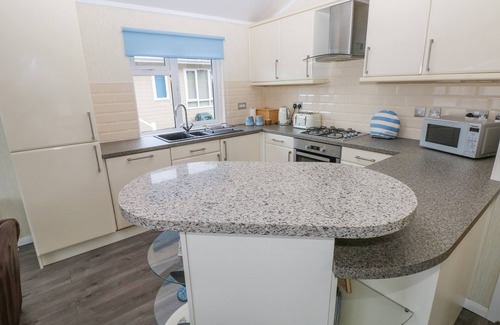 Amroth Cottage | DONO'S LODGE, pet friendly, with a garden in Kilgetty