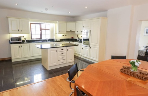 Keadue Cottage | DOONALTON HOUSE, family friendly in Dromore West, County Sligo