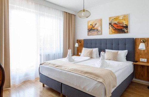 Morbisch am See Cottage | Doppelzimmer mit Boxspringbett Hofseite - Pension Laubenhof