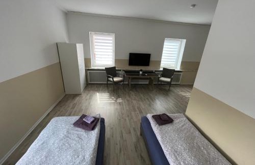 Meine House | Doppelzimmer mit Bad- Fernseher