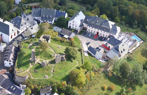 Kronenburg House | Doppelzimmer Superior - Burghaus und Villa Kronenburg