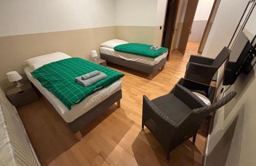 Meine House | Doppelzimmer-TV-Bad- Kühlschrank-8