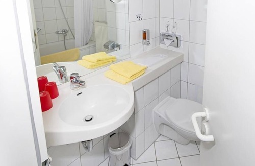 Dresden House | DORMERO room, shower, toilet - DORMERO Hotel Dresden Airport
