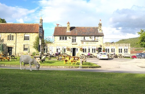 Hutton le Hole Apartment | Double bed ensuite kitchen terrace (dog friendly)