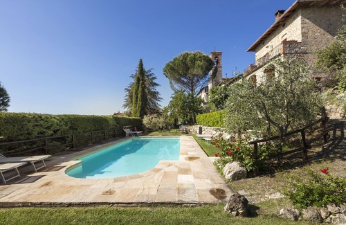 Castel San Gimignano Apartment | Double bedroom with private entrance common pool and garden