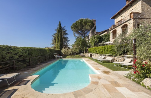 Castel San Gimignano Apartment | Double bedroom with private entrance common pool and garden
