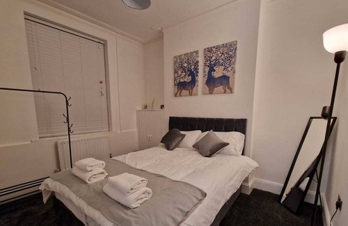 Plasnewydd House | Double Bedroom - Close to Cardiff City Centre
