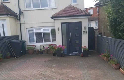 Cricklewood House | Double bedroom with ensuite and private entrance