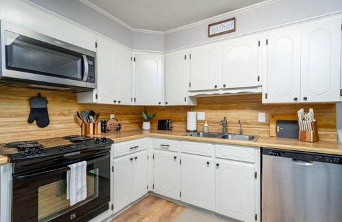 Jacksonville House | Double Diamond Rentals- Remodeled spacious 4bd-AFB