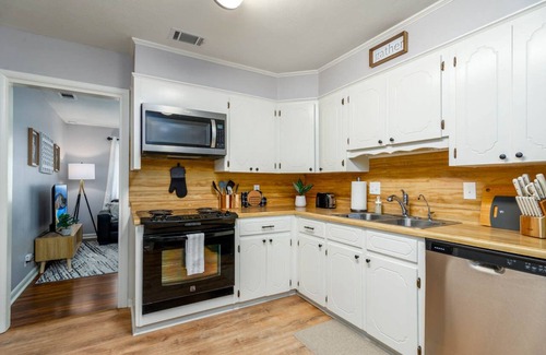 Jacksonville House | Double Diamond Rentals- Remodeled spacious 4bd-AFB