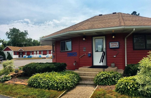 Mount Horeb Hotel | Double Full Room at The Little Village