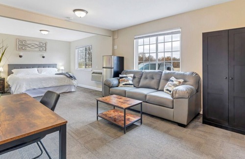New Florence Hotel | Double Hotel Room w/ King, Pullout, & Private Bath