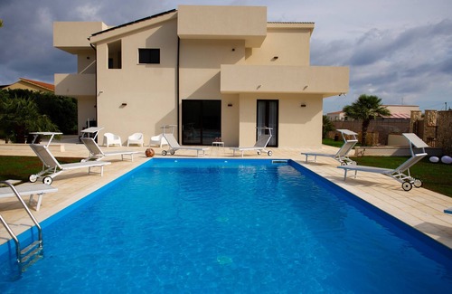 Pizzolungo Apartment | Double Room 1 - Disabled