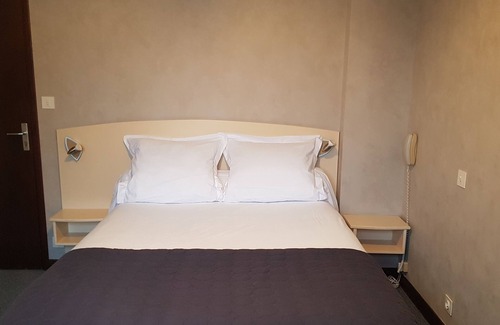 Foissac Hotel | Double room air-conditioning, shower, wifi, parking, swimming pool Near Figeac, Villefranche