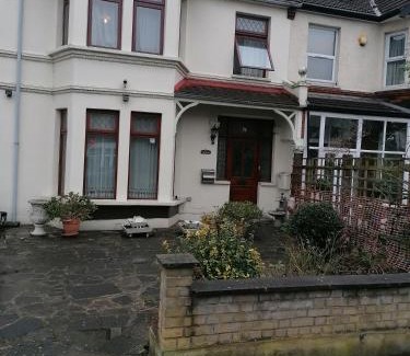 Seven Kings House | Double Room available- London Seven Kings Seven Kings Train Station