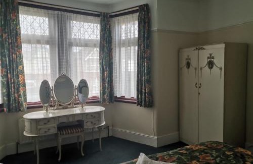 Seven Kings House | Double Room available- London Seven Kings Seven Kings Train Station