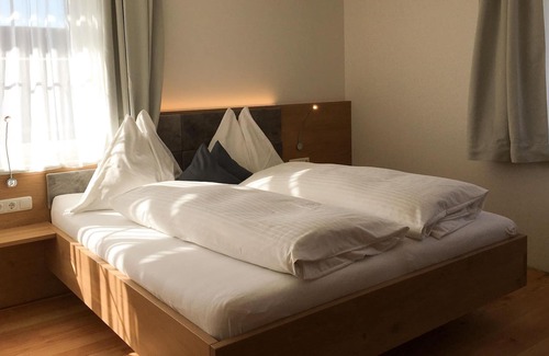 Edlbach Apartment | Double room red with shower, toilet - crunch yard
