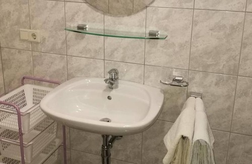 Gries im Sellrain Apartment | Double room, shower, toilet, terrace - Gästehaus Kirchebner
