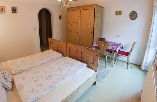 Gries im Sellrain Apartment | Double room, shower, toilet, terrace - Gästehaus Kirchebner