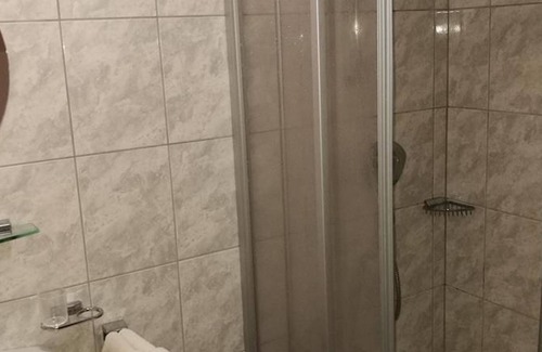 Gries im Sellrain Apartment | Double room, shower, toilet, terrace - Gästehaus Kirchebner