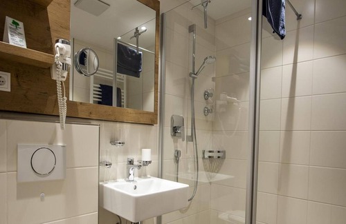 Riezlern Apartment | Double room/shower/toilet/south-facing balcony (arnica) - Boersch guest house - Jochum family