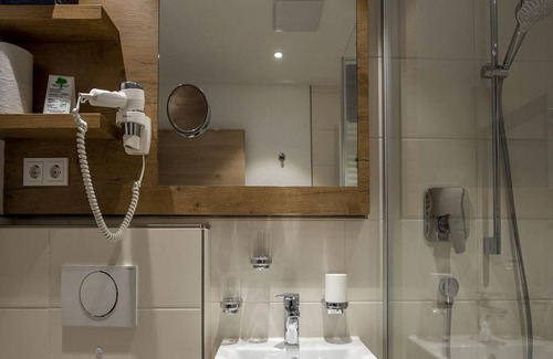Riezlern Apartment | Double room/shower/toilet/south-facing balcony (arnica) - Boersch guest house - Jochum family