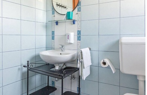 Koper House | Double room with external private bathroom and shared kitchen
