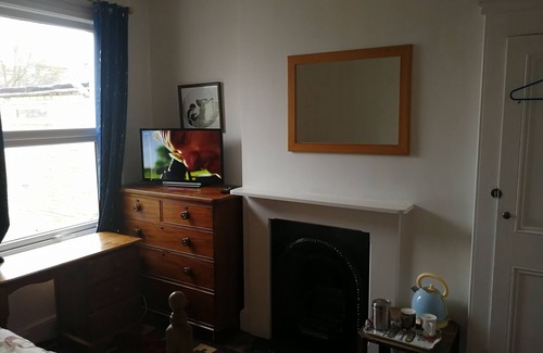Cambridge House | Double room with private separate shower room
