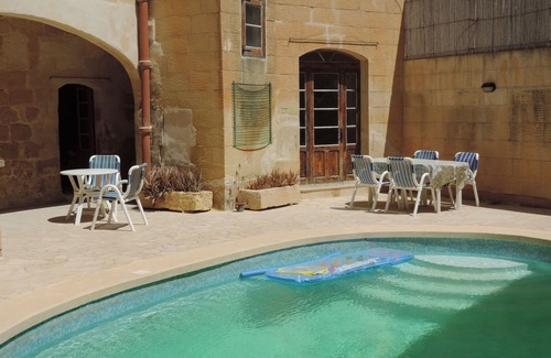 Santu Pietru Bed & Breakfast | Double room with private ensuite bathroom and use of swimming pool