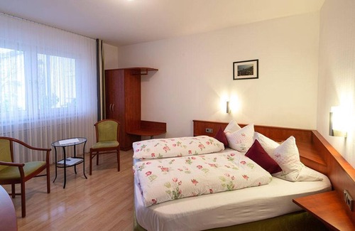 Trittenheim Bed & Breakfast | Double room with shower and toilet, extra bed - Ferienweingut Monzel
