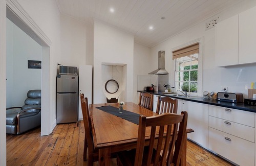 Newstead House | Double Shower, log fire, Romantic Stay. Newstead Cute historic gold field towns