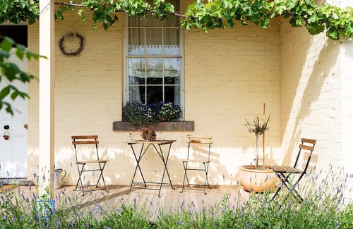 Newstead House | Double Shower, log fire, Romantic Stay. Newstead Cute historic gold field towns