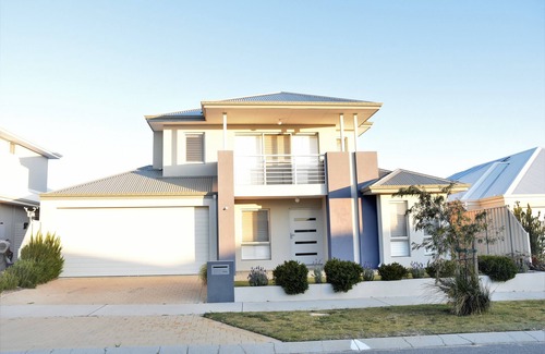 Yanchep House | Double Storey House with Ocean Views, 5 minute walk to beach